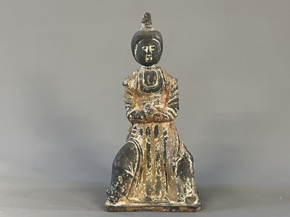 Statue votive chinoise en terre cuite patinée....