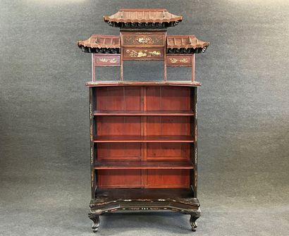 Autel en bois sculpté et patiné.

INDOCHINE...