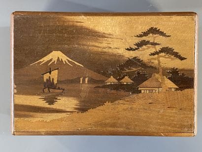 Trois boites en marqueterie de bois à ouverture...