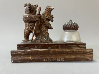 Encrier en bois sculpté avec ours marcheur,...