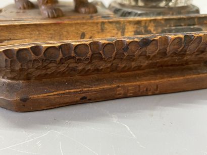 Deux encriers en bois sculpté à décor d'ours.

Forêt...