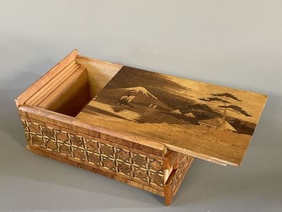 Trois boites en marqueterie de bois à ouverture...