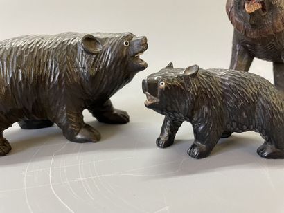 Famille de trois ours en bois sculpté.

Forêt...