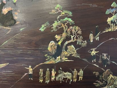 Ecran en bois à décor de scène de vie en...