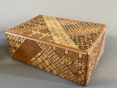 Deux boites en marqueterie de bois à ouverture...