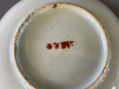 Ensemble de dix soucoupes en porcelaine de...