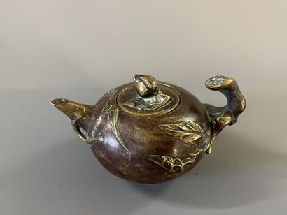 Petit théière asiatique en bronze patinée....