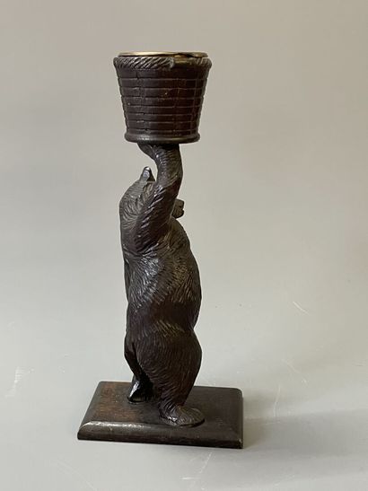 Ours dressé en bois sculpté soutenant un...