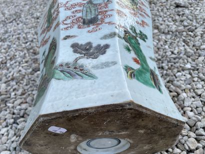 Vase à pans coupés en porcelaine de Chine...