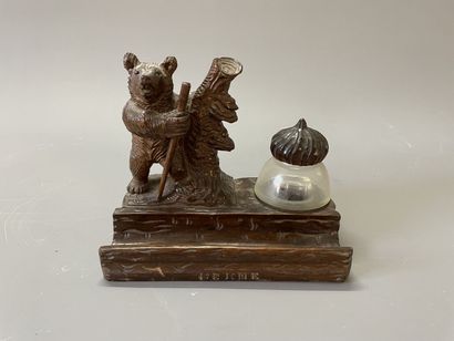Encrier en bois sculpté avec ours marcheur,...
