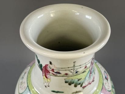 Vase balustre en porcelaine de Chine à décor...