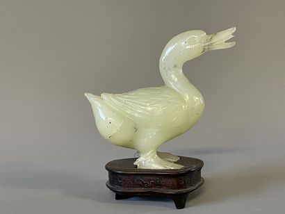 Canard en pierre dure sculpté sur socle en...