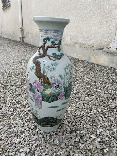 Vase balustre en porcelaine de Chine à décor...
