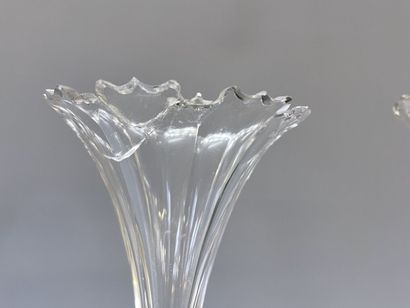 Paire de vases cornets en bois sculpté d'oiseaux...