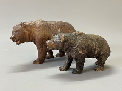 Deux ours en bois sculpté patiné, yeux en...