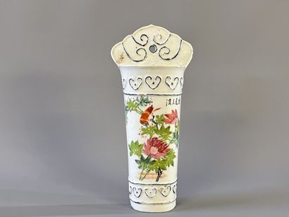 Egouttoir en porcelaine à décor polychrome...
