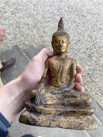 THAILANDE

Bouddha en priere, en bronze doré....