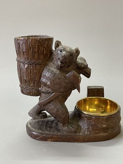 Ours marchant à la hotte, en bois sculpté,...