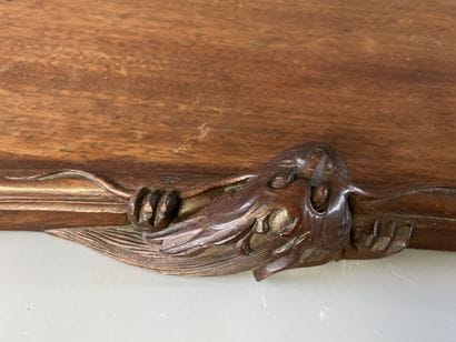 Plateau en bois sculpté à décor de dragons....