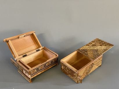 Deux boites en marqueterie de bois à ouverture...