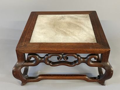 Socle en bois ajouré dessus mabre. 

9 x...