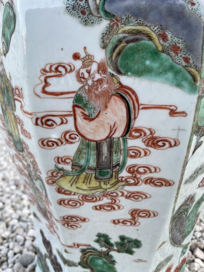 Vase à pans coupés en porcelaine de Chine...