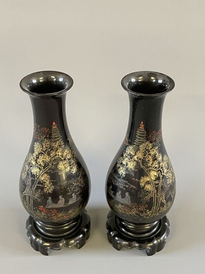INDOCHINE XX° Paire de vases et service fumeur...