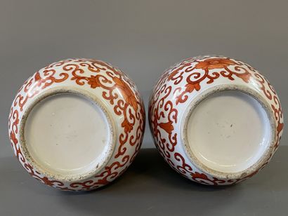 Paire de pots couverts en porcelaine à décor...