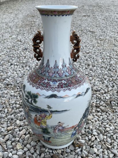 Vase balustre en porcelaine de Chine à décor...