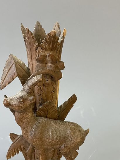 Paire de socles de vases cornet en bois sculpté...