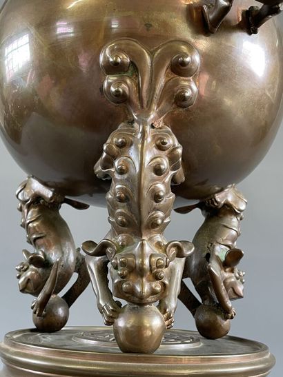 INDOCHINE vers 1900: Grand brule-parfum tripode...