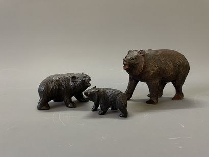 Famille de trois ours en bois sculpté.

Forêt...