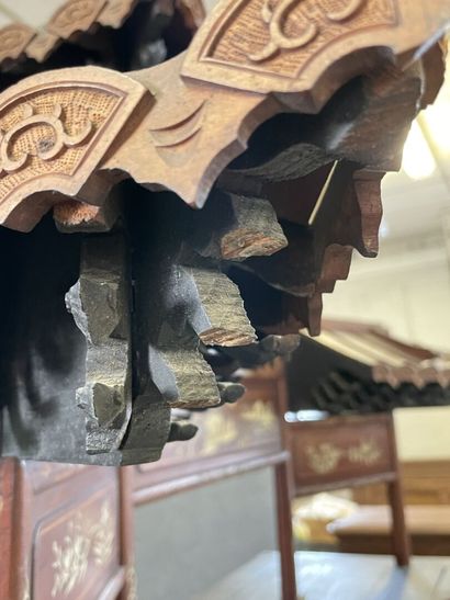Autel en bois sculpté et patiné.

INDOCHINE...