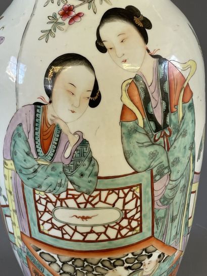 Vase balustre en porcelaine à décor scène...