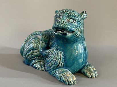 Chien de fo en terre cuite émaillé. 

13...