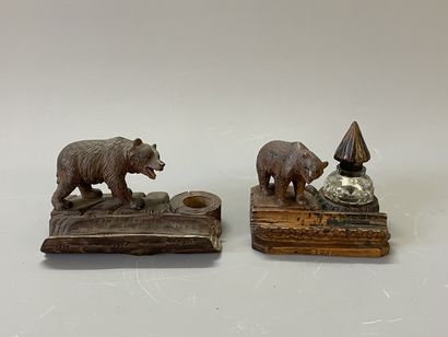 Deux encriers en bois sculpté à décor d'ours.

Forêt...
