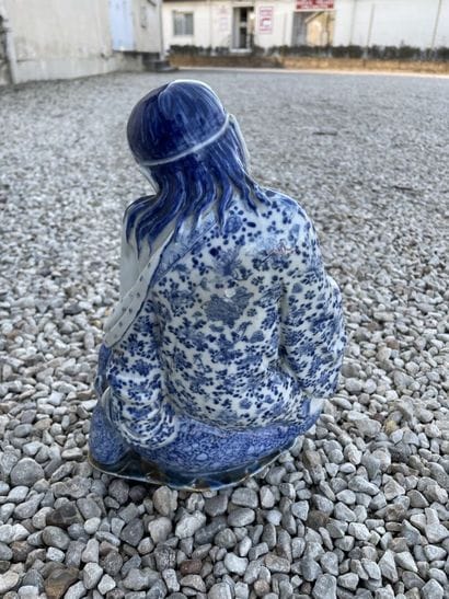 Buveur en porcelaine blanche et bleue de...