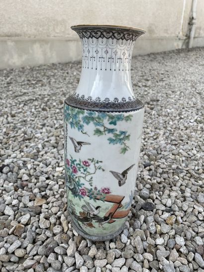 Vase balustre en porcelaine de Chine sur...