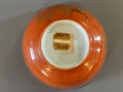 Bol en porcelaine orange à décor doré. 

H....
