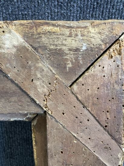 Paire de grands cadres en bois et stuc doré....
