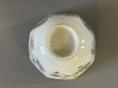 Soucoupe et deux bols en porcelaine de Chine,...