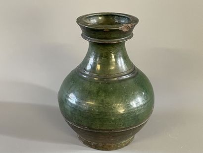 Vase en grès émaillé. 

H. :21 cm. 

Eclats...