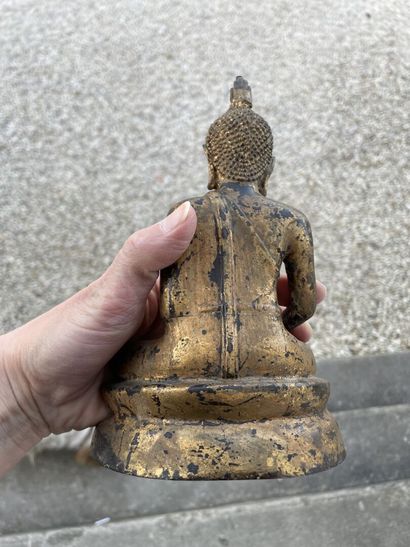 THAILANDE

Bouddha en priere, en bronze doré....
