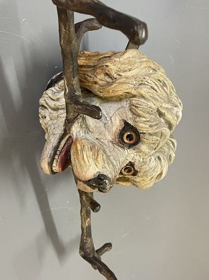 Porte-serviette figurant une tête de chien...