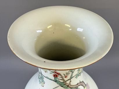 Vase balustre en porcelaine à décor scène...