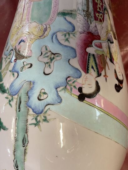 Vase balustre en porcelaine de Chine à décor...