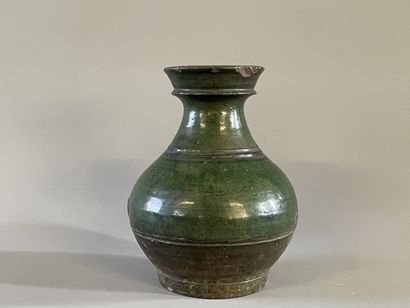 Vase en grès émaillé. 

H. :21 cm. 

Eclats...