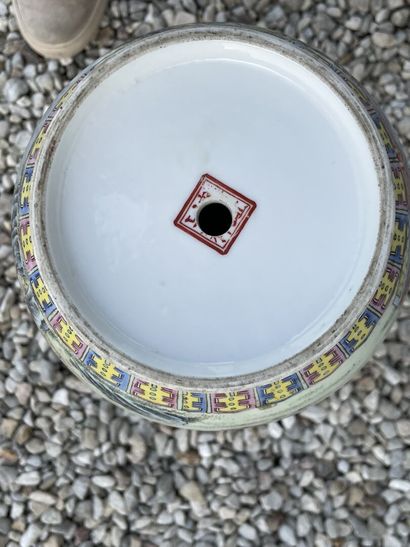 Vase balustre en porcelaine de Chine à décor...
