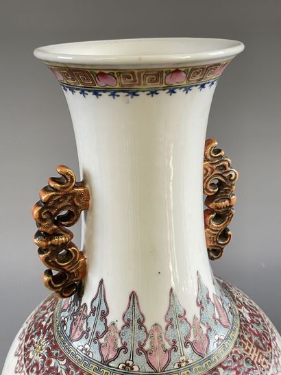 Vase balustre en porcelaine de Chine à décor...