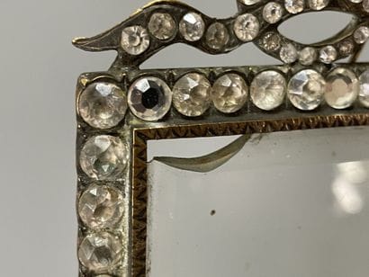 Beau petit cadre en bronze serti de strass,...